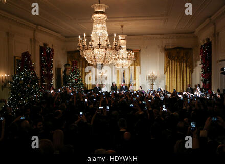 Washington, DC, USA. 14 Décembre, 2016. Le président américain Barack Obama (C) et la Première Dame Michelle Obama (3-L) assister à la deuxième journée de la réception de la Hanoukka avec la petite-fille et fils de feu le Président d'Israël Shimon Peres, Mika Almog (2-L) et Chemi Peres (L) dans l'East Room de la Maison Blanche, à Washington, DC, USA, 14 décembre 2016. - Pas de service de fil - Photo : Aude Guerrucci/consolidé/Piscine/dpa/Alamy Live News Banque D'Images