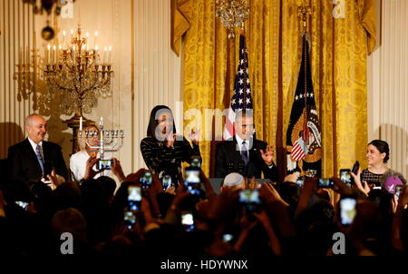 Washington, DC, USA. 14 Décembre, 2016. Le président américain Barack Obama (2e R) et la Première Dame Michelle Obama (3-L) assister à la deuxième journée de la réception de la Hanoukka avec la petite-fille et fils de feu le Président d'Israël Shimon Peres, Mika Almog (2-L) et Chemi Peres (L) dans l'East Room de la Maison Blanche, à Washington, DC, USA, 14 décembre 2016. - Pas de service de fil - Photo : Aude Guerrucci/consolidé/Piscine/dpa/Alamy Live News Banque D'Images