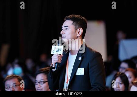 Hong Kong. Le 15 décembre, 2016. Chen Li hôte soulève des questions pour les invités au 2016 Hong Kong International Festival les entrepreneurs à Hong Kong, Chine du sud, le 15 décembre 2016. Credit : Wang Xi/Xinhua/Alamy Live News Banque D'Images