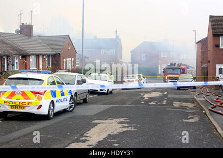 Oldham, UK. Le 15 décembre, 2016. Les voitures de police sur une route fermée menant à où les pompiers sont la lutte contre l'incendie d'un moulin sur la rue Cardwell, Oldham, 15 Décembre, 2016 Crédit : Barbara Cook/Alamy Live News Banque D'Images