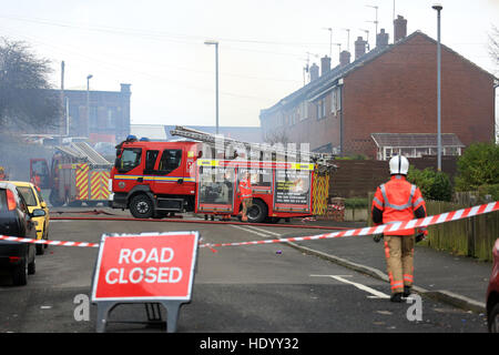 Oldham, UK. Le 15 décembre, 2016. Une route fermée où les pompiers sont la lutte contre l'incendie d'un moulin sur la rue Cardwell, Oldham, 15 Décembre, 2016 Crédit : Barbara Cook/Alamy Live News Banque D'Images