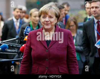 Bruxelles, Belgique. Le 15 décembre, 2016. La chancelière allemande Angela Merkel arrive au sommet de l'UE à son siège à Bruxelles, Belgique, le 15 décembre 2016. © Ye Pingfan/Xinhua/Alamy Live News Banque D'Images