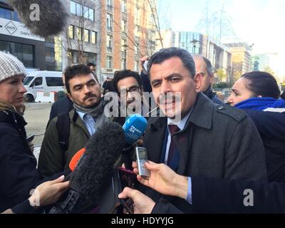 Bruxelles, Belgique. Le 15 décembre, 2016. Brita Hagi Hasan, maire de East Alep, répond aux questions des journalistes à Bruxelles, Belgique, 15 décembre 2016. Hasan se sont rendus à Bruxelles pour un sommet des chefs d'Etats de l'UE. Photo : Alvise Armellini/dpa/Alamy Live News Banque D'Images