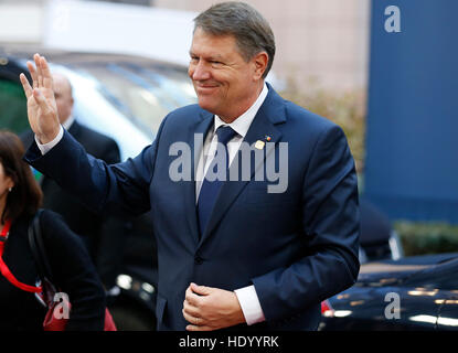 Bruxelles, Belgique. Le 15 décembre, 2016. Le Président roumain, Klaus Iohannis arrive au sommet de l'UE à son siège à Bruxelles, Belgique, le 15 décembre 2016. © Ye Pingfan/Xinhua/Alamy Live News Banque D'Images