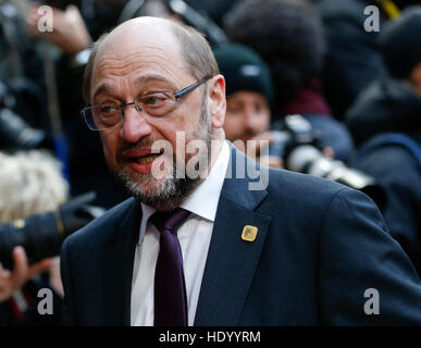 Bruxelles, Belgique. Le 15 décembre, 2016. Le Président du Parlement Européen Martin Schulz arrive au sommet de l'UE à son siège à Bruxelles, Belgique, le 15 décembre 2016. © Ye Pingfan/Xinhua/Alamy Live News Banque D'Images