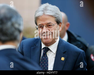 Bruxelles, Belgique. Le 15 décembre, 2016. Le Premier ministre italien Paolo Gentiloni arrive au sommet de l'UE à son siège à Bruxelles, Belgique, le 15 décembre 2016. © Ye Pingfan/Xinhua/Alamy Live News Banque D'Images