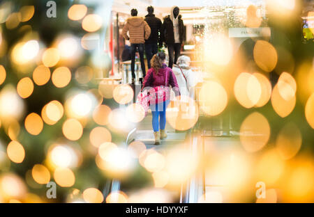 Hanovre, Allemagne. Le 15 décembre, 2016. Les gens à pied à travers le centre commercial Ernst-August-Galerie à Hanovre, Allemagne, 15 décembre 2016. Environ une semaine avant Noël, le sprint final dans les achats de Noël pour l'industrie de la vente au détail a commencé. Photo : Julian Stratenschulte/dpa/Alamy Live News Banque D'Images