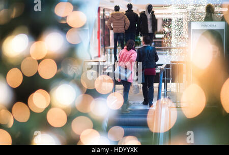 Hanovre, Allemagne. Le 15 décembre, 2016. Les gens à pied à travers le centre commercial Ernst-August-Galerie à Hanovre, Allemagne, 15 décembre 2016. Environ une semaine avant Noël, le sprint final dans les achats de Noël pour l'industrie de la vente au détail a commencé. Photo : Julian Stratenschulte/dpa/Alamy Live News Banque D'Images