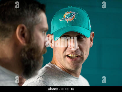 Miami Gardens, Florida, USA. Le 15 décembre, 2016. L'entraîneur-chef des Dolphins de Miami Adam Gase au Hard Rock Stadium de Miami Gardens, en Floride le 11 décembre 2016. Allen Eyestone/Le Palm Beach Post/ZUMA/Alamy Fil Live News Banque D'Images