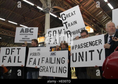 Londres, Royaume-Uni, 15 décembre 2016. Une manifestation organisée par l'Association of British banlieusards rassemble à la gare de Victoria reflétant l'ager des navetteurs vers le sud qui exploite des services entre Victoria et la côte sud. Roland Ravenhill/Alamy Live News. Banque D'Images