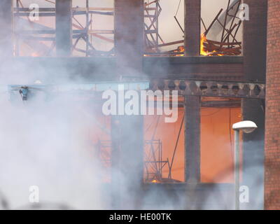 Oldham, UK. Le 15 décembre, 2016. Les services d'urgence ont évacué plus de 100 propriétés dans les environs après un grand incendie éclate dans une usine de papier site dans le Grand Manchester. Plus de 70 pompiers et 15 véhicules d'incendie du Grand Manchester Fire and Rescue Service sont la lutte contre l'incendie de l'immeuble sur rue Cardwell à Oldham, au nord-est de Manchester, jeudi matin. © M Kyle/Alamy Live News Banque D'Images