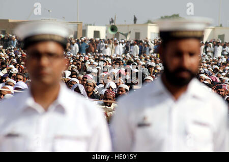 Karachi, Pakistan. Le 15 décembre, 2016. Les gens d'assister aux funérailles de Junaid Jamshed, une chanteuse pop pakistanais se retourna, prédicateur islamique dans le sud du Pakistan, Karachi, le 15 décembre 2016. Des milliers de personnes ont assisté aux funérailles des prières pour Jashmed, décédé dans l'accident d'avion le 7 décembre dans Havelian. Un avion du passager de la Pakistan International Airlines avec 48 personnes à bord s'est écrasé dans le nord-ouest du Pakistan Havelian salon mercredi. Personne n'a survécu à l'accident. © Xinhua/Alamy Live News Banque D'Images