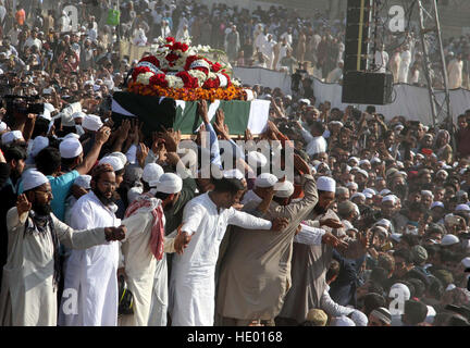 Karachi, Pakistan. Le 15 décembre, 2016. Les gens d'assister aux funérailles de Junaid Jamshed, une chanteuse pop pakistanais se retourna, prédicateur islamique dans le sud du Pakistan, Karachi, le 15 décembre 2016. Des milliers de personnes ont assisté aux funérailles des prières pour Jashmed, décédé dans l'accident d'avion le 7 décembre dans Havelian. Un avion du passager de la Pakistan International Airlines avec 48 personnes à bord s'est écrasé dans le nord-ouest du Pakistan Havelian salon mercredi. Personne n'a survécu à l'accident. © Xinhua/Alamy Live News Banque D'Images