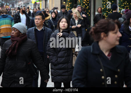 Oxford Street, Londres, Royaume-Uni. Le 15 décembre, 2015. Oxford Street à Londres plein de consommateurs des neuf jours pour le Jour de Noël. © Dinendra Haria/Alamy Live News Banque D'Images