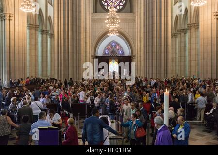 Sao Paulo, Brésil. Le 15 décembre, 2016. Funérailles de Paulo Evaristo Arns, prélat brésilien de l'Église catholique romaine, un cardinal et archevêque de Sao Paulo, et Protopriest Cardinal de l'Église catholique romaine.Arns est mort dans un hôpital de Sao Paulo, à l'âge de 95, en raison de complications découlant d'une pneumonie le 14 décembre. © Paulo Lopes/ZUMA/Alamy Fil Live News Banque D'Images