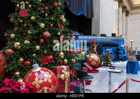 Chicago, USA. 15 décembre 2016. Le Grand Hall de la gare Union est décorée pour Noël, et cette année comprend une réplique du train du film "Le Pôle Express" pour les navetteurs à apprécier. © Stephen Chung / Alamy Live News Banque D'Images
