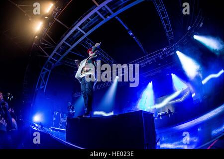 Milan, Italie. Le 15 décembre, 2016. Le rappeur italien Salmo effectue live au fabrique à Milan, Italie, le 15 décembre 2016 © Mairo Cinquetti/Alamy Live News Banque D'Images