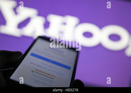 Zenica, Bosnie-et-Herzégovine. 14Th Dec 2016. Personne n'est vu une session dans leur compte Yahoo en face d'un écran montrant le logo de Yahoo. © Armin Durgut/ZUMA/Alamy Fil Live News Banque D'Images