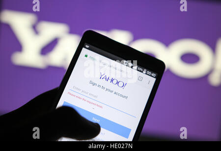 Zenica, Bosnie-et-Herzégovine. 14Th Dec 2016. Personne n'est vu une session dans leur compte Yahoo en face d'un écran montrant le logo de Yahoo. © Armin Durgut/ZUMA/Alamy Fil Live News Banque D'Images