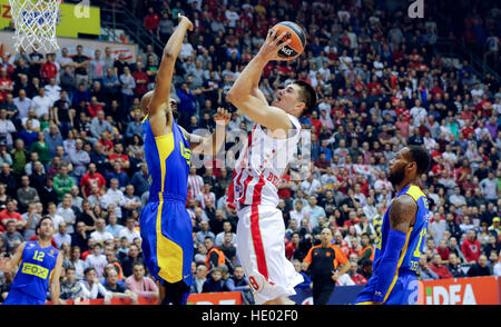 Belgrade. 14Th Dec 2016. Le stade Crvena Zvezda Luka Mitrovic (C) va à la corbeille avec la défense de l'Andrew Goudelock Maccabi (L) pendant leur saison régulière 12 Ronde match de basketball Euroleague à Belgrade, Serbie le 15 décembre. 2016. Crvena Zvezda a gagné 83-58. © Predrag Milosavljevic/Xinhua/Alamy Live News Banque D'Images