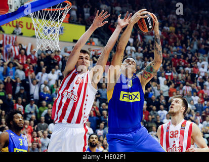 Belgrade. 14Th Dec 2016. Le stade Crvena Zvezda Nemanja Dangubic (L) rivalise avec le Maccabi Maik Zirbes (C) au cours de leur Saison régulière 12 Ronde match de basketball Euroleague à Belgrade, Serbie le 15 décembre. 2016. Crvena Zvezda a gagné 83-58. © Predrag Milosavljevic/Xinhua/Alamy Live News Banque D'Images