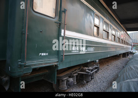 Jinan, Jinan, Chine. 14 Décembre, 2016. Jinan, Chine 14 décembre 2016 : (usage éditorial uniquement. Chine OUT) .un luxueux bar transformé d'un transport de vieux train vert à Jinan, capitale de la Chine de l'est la province de Shandong. © SIPA Asie/ZUMA/Alamy Fil Live News Banque D'Images