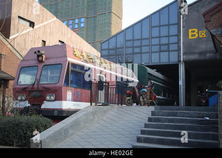 Jinan, Jinan, Chine. 14 Décembre, 2016. Jinan, Chine 14 décembre 2016 : (usage éditorial uniquement. Chine OUT) .un luxueux bar transformé d'un transport de vieux train vert à Jinan, capitale de la Chine de l'est la province de Shandong. © SIPA Asie/ZUMA/Alamy Fil Live News Banque D'Images