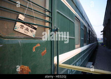 Jinan, Jinan, Chine. 14 Décembre, 2016. Jinan, Chine 14 décembre 2016 : (usage éditorial uniquement. Chine OUT) .un luxueux bar transformé d'un transport de vieux train vert à Jinan, capitale de la Chine de l'est la province de Shandong. © SIPA Asie/ZUMA/Alamy Fil Live News Banque D'Images