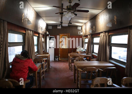 Jinan, Jinan, Chine. 14 Décembre, 2016. Jinan, Chine 14 décembre 2016 : (usage éditorial uniquement. Chine OUT) .un luxueux bar transformé d'un transport de vieux train vert à Jinan, capitale de la Chine de l'est la province de Shandong. © SIPA Asie/ZUMA/Alamy Fil Live News Banque D'Images