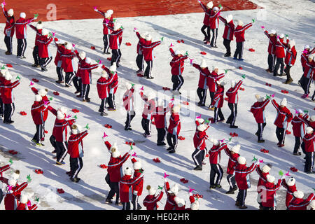 Jilin, Chine. Le 15 décembre, 2016. Quatre cents élèves en uniforme rouge faisant des exercices thématiques de sports d'hiver sur l'aire couverte de neige à l'école primaire de Jilin, nord-est de la Chine, la province de Jilin, le 15 décembre 2016. © SIPA Asie/ZUMA/Alamy Fil Live News Banque D'Images