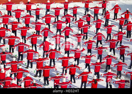 Jilin, Chine. Le 15 décembre, 2016. Quatre cents élèves en uniforme rouge faisant des exercices thématiques de sports d'hiver sur l'aire couverte de neige à l'école primaire de Jilin, nord-est de la Chine, la province de Jilin, le 15 décembre 2016. © SIPA Asie/ZUMA/Alamy Fil Live News Banque D'Images