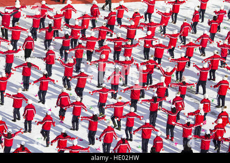 Jilin, Chine. Le 15 décembre, 2016. Quatre cents élèves en uniforme rouge faisant des exercices thématiques de sports d'hiver sur l'aire couverte de neige à l'école primaire de Jilin, nord-est de la Chine, la province de Jilin, le 15 décembre 2016. © SIPA Asie/ZUMA/Alamy Fil Live News Banque D'Images