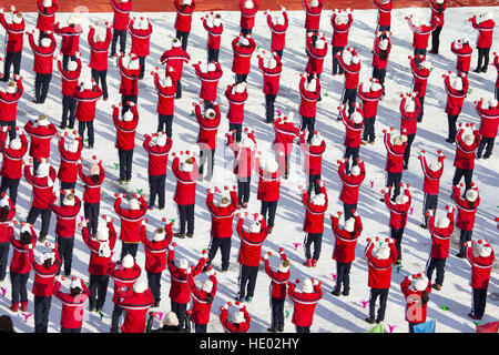 Jilin, Chine. Le 15 décembre, 2016. Quatre cents élèves en uniforme rouge faisant des exercices thématiques de sports d'hiver sur l'aire couverte de neige à l'école primaire de Jilin, nord-est de la Chine, la province de Jilin, le 15 décembre 2016. © SIPA Asie/ZUMA/Alamy Fil Live News Banque D'Images