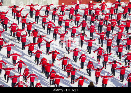 Jilin, Chine. Le 15 décembre, 2016. Quatre cents élèves en uniforme rouge faisant des exercices thématiques de sports d'hiver sur l'aire couverte de neige à l'école primaire de Jilin, nord-est de la Chine, la province de Jilin, le 15 décembre 2016. © SIPA Asie/ZUMA/Alamy Fil Live News Banque D'Images