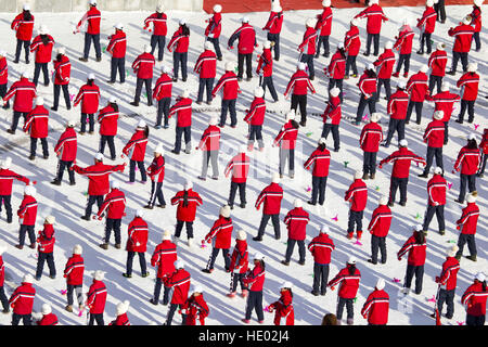 Jilin, Chine. Le 15 décembre, 2016. Quatre cents élèves en uniforme rouge faisant des exercices thématiques de sports d'hiver sur l'aire couverte de neige à l'école primaire de Jilin, nord-est de la Chine, la province de Jilin, le 15 décembre 2016. © SIPA Asie/ZUMA/Alamy Fil Live News Banque D'Images