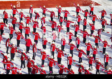 Jilin, Chine. Le 15 décembre, 2016. Quatre cents élèves en uniforme rouge faisant des exercices thématiques de sports d'hiver sur l'aire couverte de neige à l'école primaire de Jilin, nord-est de la Chine, la province de Jilin, le 15 décembre 2016. © SIPA Asie/ZUMA/Alamy Fil Live News Banque D'Images