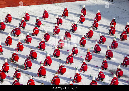 Jilin, Chine. Le 15 décembre, 2016. Quatre cents élèves en uniforme rouge faisant des exercices thématiques de sports d'hiver sur l'aire couverte de neige à l'école primaire de Jilin, nord-est de la Chine, la province de Jilin, le 15 décembre 2016. © SIPA Asie/ZUMA/Alamy Fil Live News Banque D'Images