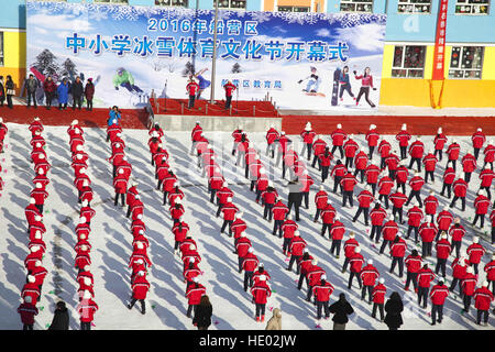 Jilin, Chine. Le 15 décembre, 2016. Quatre cents élèves en uniforme rouge faisant des exercices thématiques de sports d'hiver sur l'aire couverte de neige à l'école primaire de Jilin, nord-est de la Chine, la province de Jilin, le 15 décembre 2016. © SIPA Asie/ZUMA/Alamy Fil Live News Banque D'Images