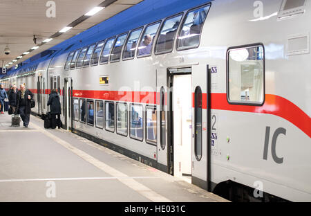 Hanovre, Allemagne. Le 15 décembre, 2016. Une IC 2 (Intercity) train de la Deutsche Bahn peut être vu à la gare centrale de Hanovre, Allemagne, 15 décembre 2016. Les trains Intercity à deux étages ont été en usage dans le Nord de l'Allemagne pendant un an. Après le départ des trains, de nombreuses plaintes à propos des trains d'agitation sur les pistes fraîchement moulus ont été enregistrés. Photo : Julian Stratenschulte/dpa/Alamy Live News Banque D'Images