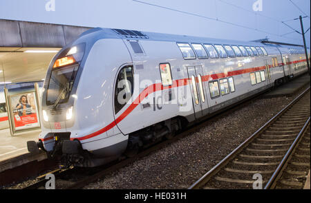 Hanovre, Allemagne. Le 15 décembre, 2016. Une IC 2 (Intercity) train de la Deutsche Bahn peut être vu à la gare centrale de Hanovre, Allemagne, 15 décembre 2016. Les trains Intercity à deux étages ont été en usage dans le Nord de l'Allemagne pendant un an. Après le départ des trains, de nombreuses plaintes à propos des trains d'agitation sur les pistes fraîchement moulus ont été enregistrés. Photo : Julian Stratenschulte/dpa/Alamy Live News Banque D'Images