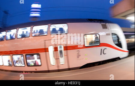 Hanovre, Allemagne. Le 15 décembre, 2016. Une IC 2 (Intercity) train de la Deutsche Bahn peut être vu à la gare centrale de Hanovre, Allemagne, 15 décembre 2016. Les trains Intercity à deux étages ont été en usage dans le Nord de l'Allemagne pendant un an. Après le départ des trains, de nombreuses plaintes à propos des trains d'agitation sur les pistes fraîchement moulus ont été enregistrés. Photo : Julian Stratenschulte/dpa/Alamy Live News Banque D'Images