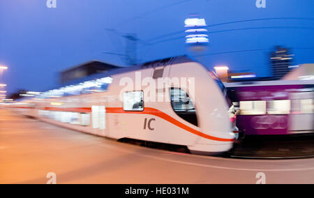 Hanovre, Allemagne. Le 15 décembre, 2016. Une IC 2 (Intercity) train de la Deutsche Bahn peut être vu à la gare centrale de Hanovre, Allemagne, 15 décembre 2016. Les trains Intercity à deux étages ont été en usage dans le Nord de l'Allemagne pendant un an. Après le départ des trains, de nombreuses plaintes à propos des trains d'agitation sur les pistes fraîchement moulus ont été enregistrés. Photo : Julian Stratenschulte/dpa/Alamy Live News Banque D'Images