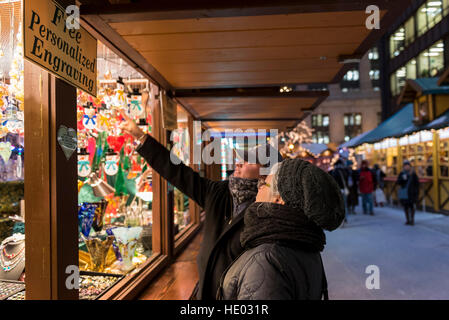 Chicago, USA. 15 décembre 2016. L'assemblée annuelle a lieu dans Christkindlmarket Daley Plaza dans le centre-ville de Chicago apportant une tradition allemande et européenne de la ville avec des stands vendant toutes sortes de produits liés à Noël. © Stephen Chung / Alamy Live News Banque D'Images