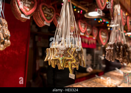 Chicago, USA. 15 décembre 2016. L'assemblée annuelle a lieu dans Christkindlmarket Daley Plaza dans le centre-ville de Chicago apportant une tradition allemande et européenne de la ville avec des stands vendant toutes sortes de produits liés à Noël. © Stephen Chung / Alamy Live News Banque D'Images