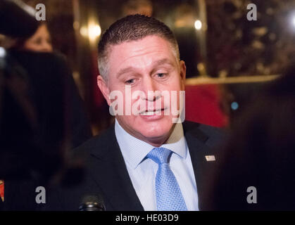 New York, USA. Le 15 décembre, 2016. Le Comté de Suffolk GOP Président John Jay Lavalle parle aux membres de la presse dans le hall de Trump Tower à New York, NY, USA le 15 décembre 2016. Credit : MediaPunch Inc/Alamy Live News Banque D'Images