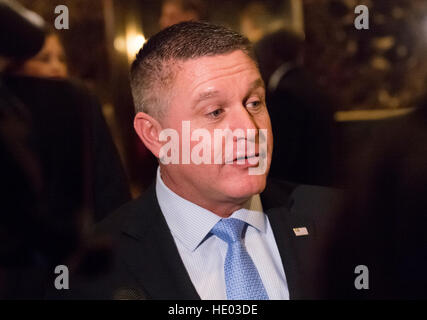 New York, USA. Le 15 décembre, 2016. Le Comté de Suffolk GOP Président John Jay Lavalle parle aux membres de la presse dans le hall de Trump Tower à New York, NY, USA le 15 décembre 2016. Credit : MediaPunch Inc/Alamy Live News Banque D'Images