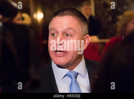 New York, USA. Le 15 décembre, 2016. Le Comté de Suffolk GOP Président John Jay Lavalle parle aux membres de la presse dans le hall de Trump Tower à New York, NY, USA le 15 décembre 2016. Credit : MediaPunch Inc/Alamy Live News Banque D'Images