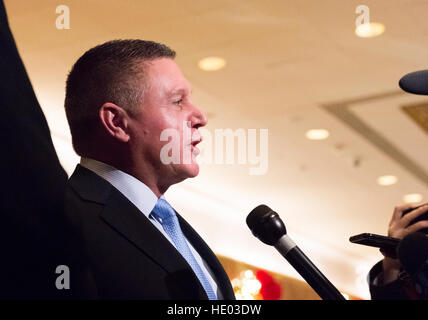 New York, USA. Le 15 décembre, 2016. Le Comté de Suffolk GOP Président John Jay Lavalle parle aux membres de la presse dans le hall de Trump Tower à New York, NY, USA le 15 décembre 2016. Credit : MediaPunch Inc/Alamy Live News Banque D'Images