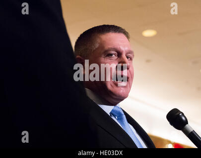 New York, USA. Le 15 décembre, 2016. Le Comté de Suffolk GOP Président John Jay Lavalle parle aux membres de la presse dans le hall de Trump Tower à New York, NY, USA le 15 décembre 2016. Credit : MediaPunch Inc/Alamy Live News Banque D'Images