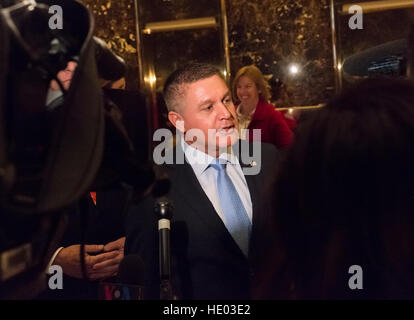 New York, USA. Le 15 décembre, 2016. Le Comté de Suffolk GOP Président John Jay Lavalle parle aux membres de la presse dans le hall de Trump Tower à New York, NY, USA le 15 décembre 2016. Credit : MediaPunch Inc/Alamy Live News Banque D'Images